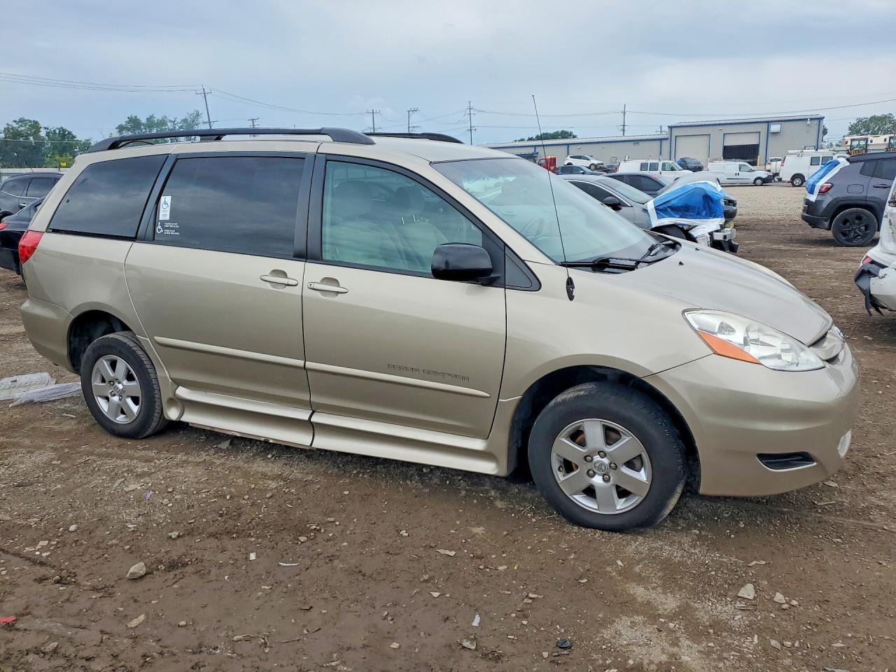 2008 Toyota Sienna Le 8-passenger Золотой vin: 5TDZK23C88S121581