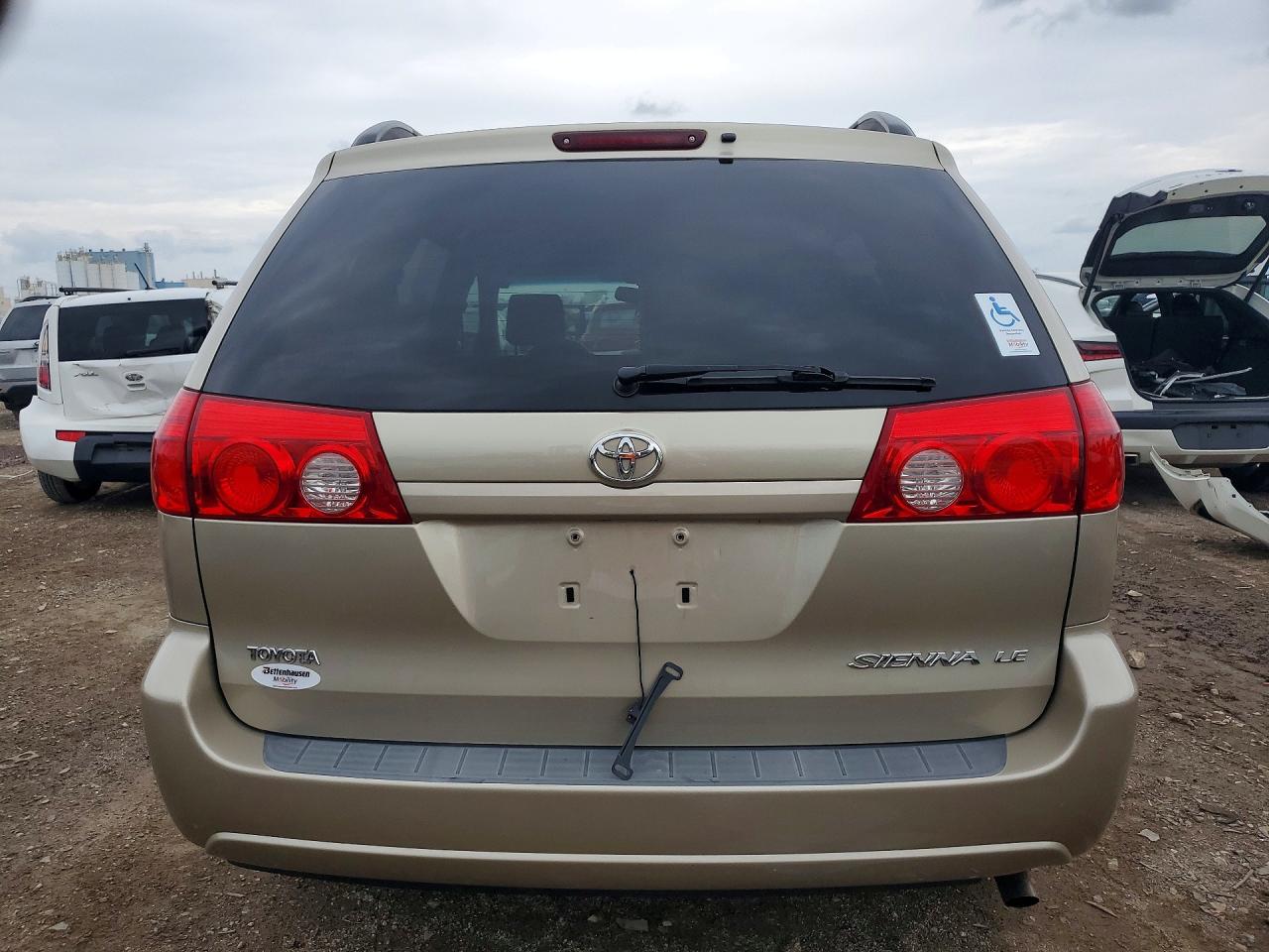 2008 Toyota Sienna Le 8-passenger Золотой vin: 5TDZK23C88S121581