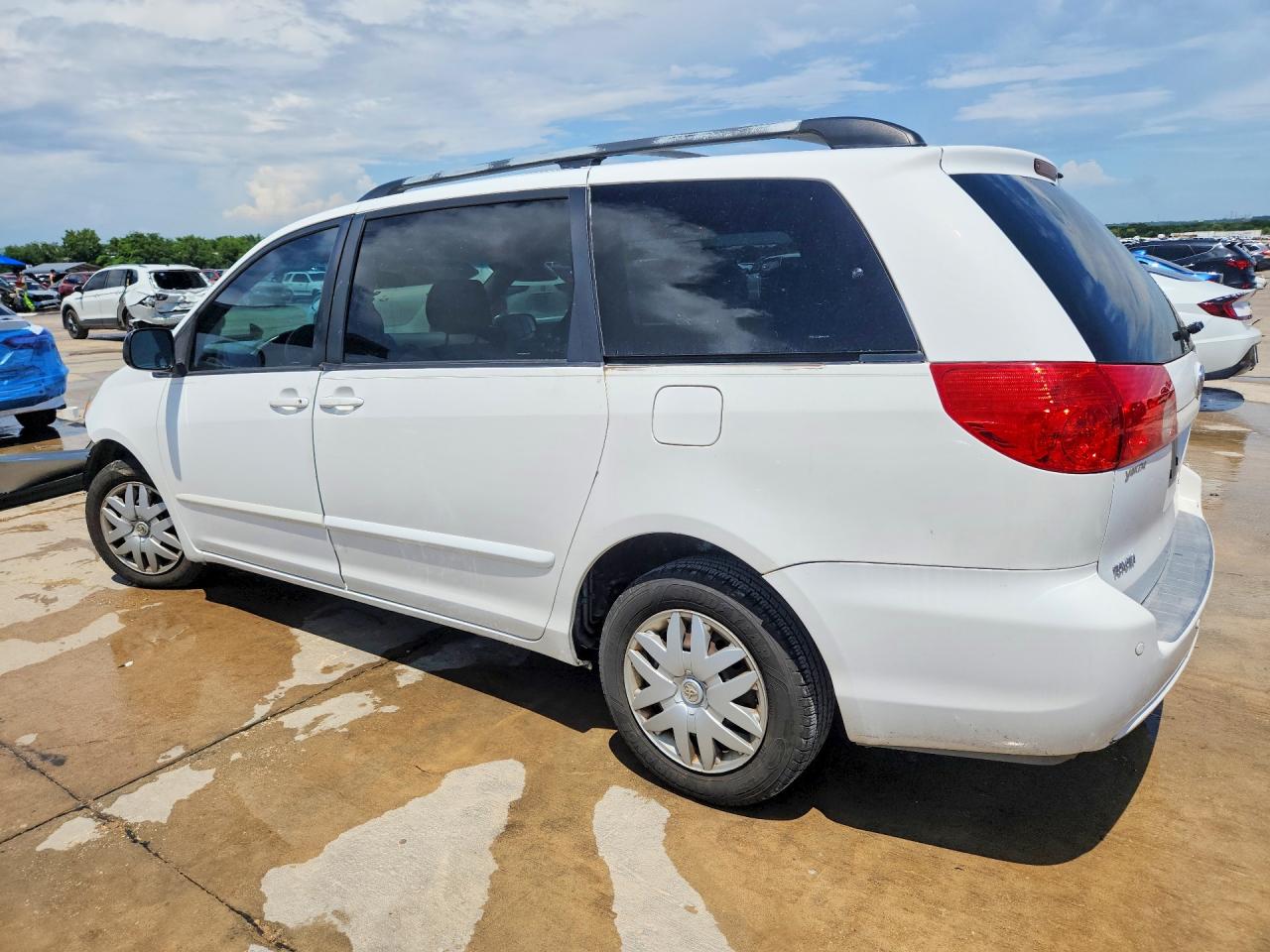 2008 Toyota Sienna Le 7-passenger White vin: 5TDZK23C88S147159