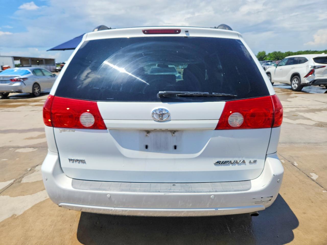 2008 Toyota Sienna Le 7-passenger White vin: 5TDZK23C88S147159