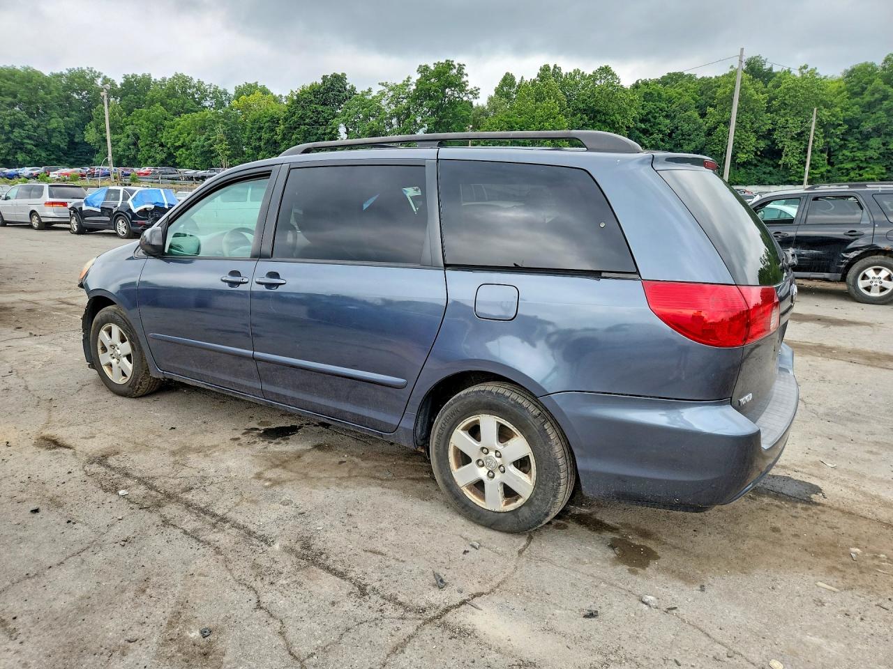 2008 Toyota Sienna Le 7-passenger Blue vin: 5TDZK23C88S192425