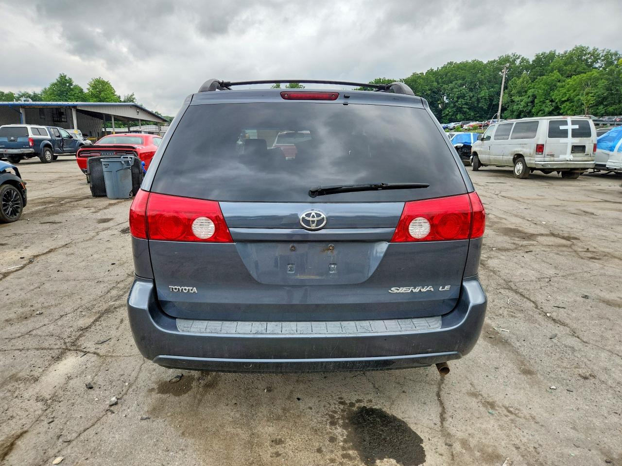 2008 Toyota Sienna Le 7-passenger Blue vin: 5TDZK23C88S192425