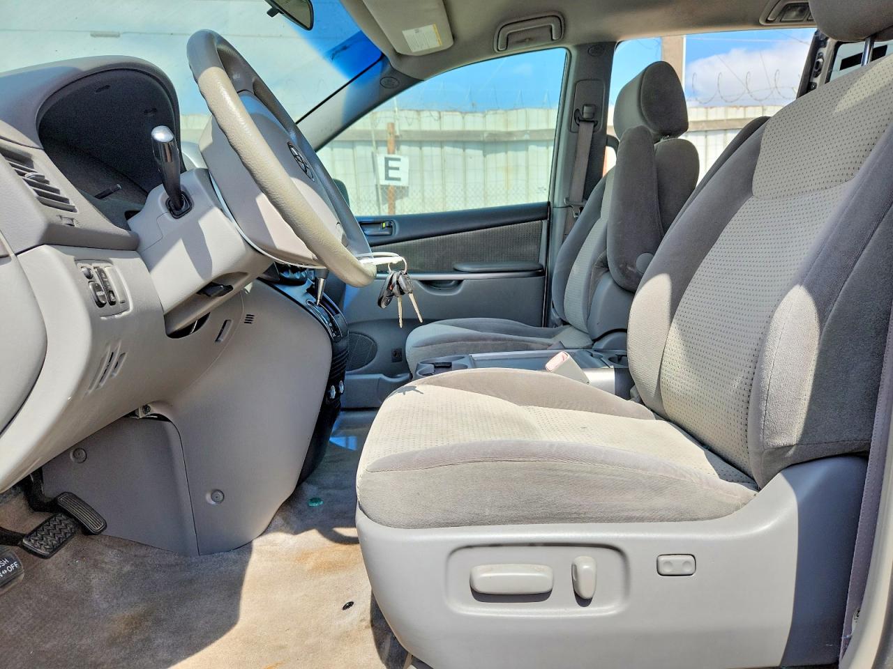 2008 Toyota Sienna Le 7-passenger Gray vin: 5TDZK23C88S200457