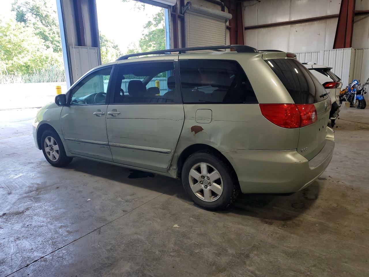 2009 Toyota Sienna Le 7-passenger Green vin: 5TDZK23C89S268047
