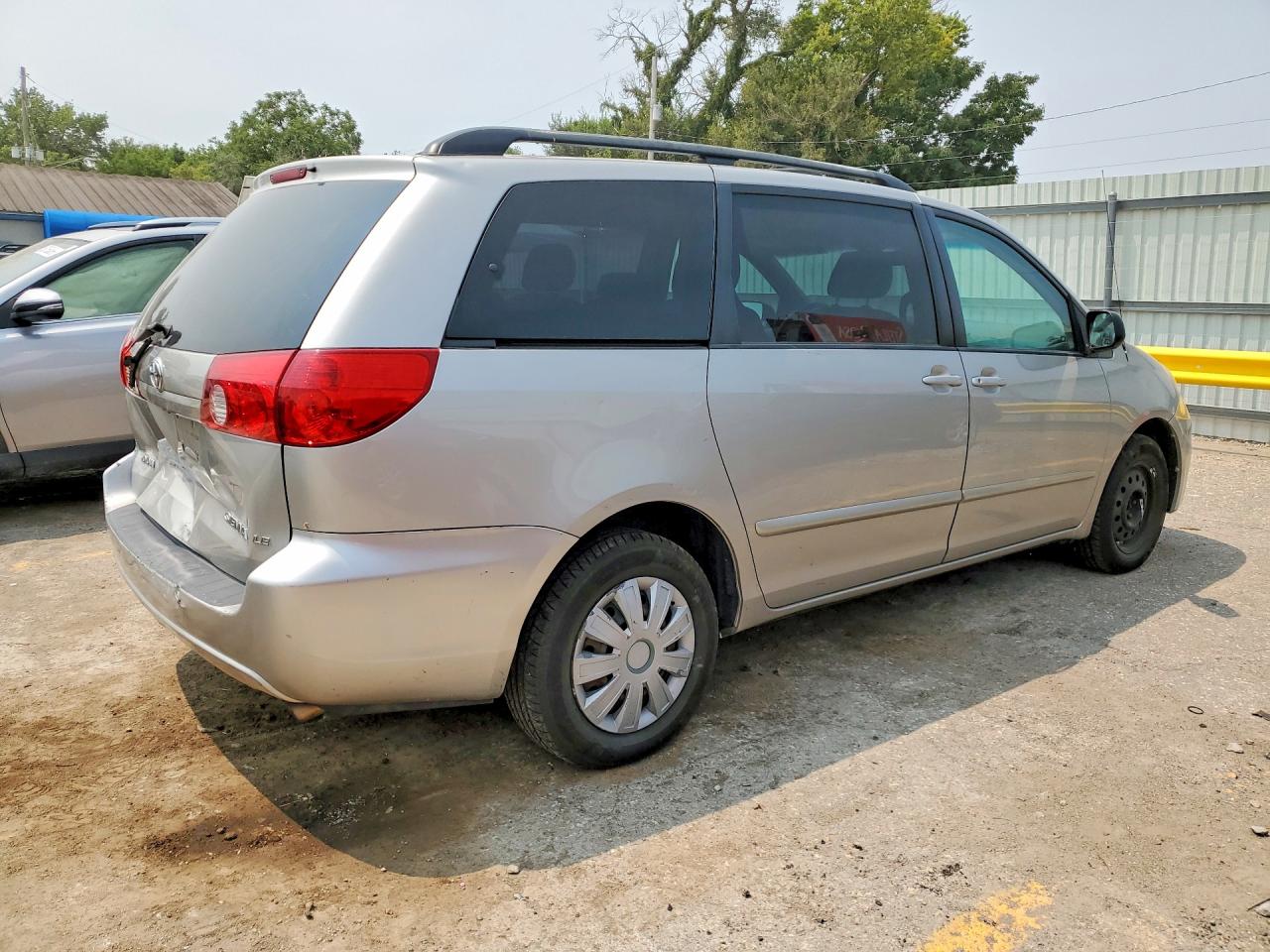 2007 Toyota Sienna Le 8-passenger Silver vin: 5TDZK23C97S020628