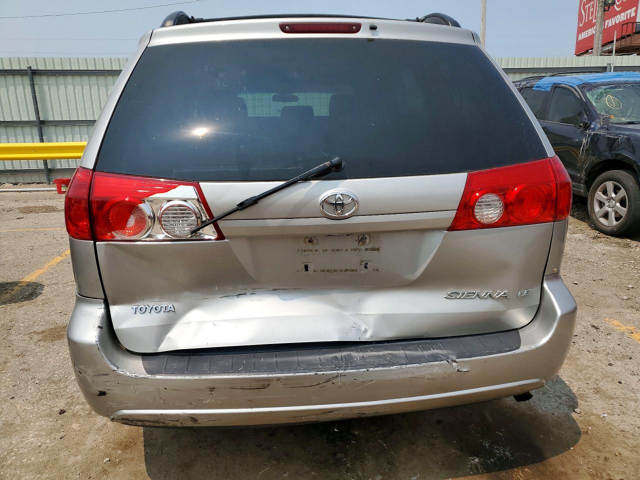 2007 Toyota Sienna Le 8-passenger Silver vin: 5TDZK23C97S020628