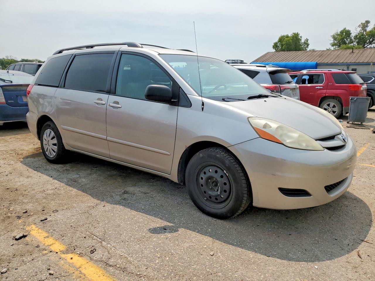 2007 Toyota Sienna Le 8-passenger Silver vin: 5TDZK23C97S020628