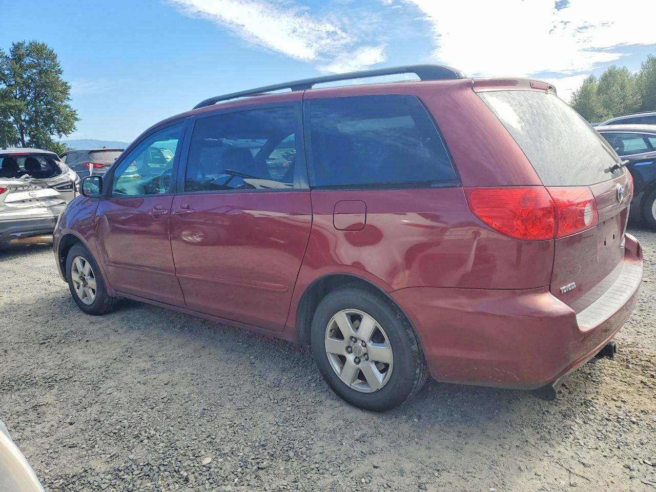 2007 Toyota Sienna Le 7-passenger Burgundy vin: 5TDZK23C97S028194