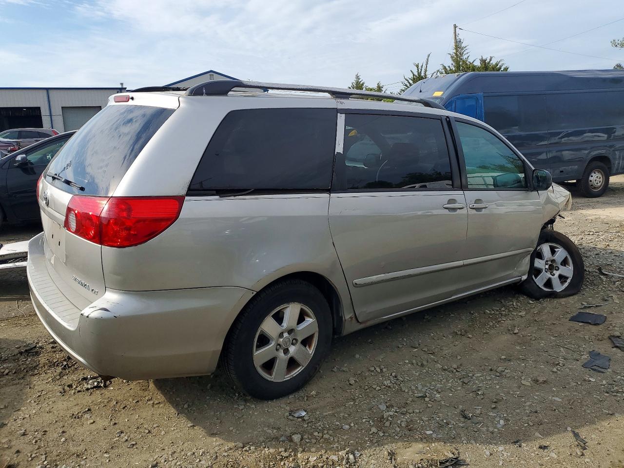 2007 Toyota Sienna Le 8-passenger Silver vin: 5TDZK23C97S044282