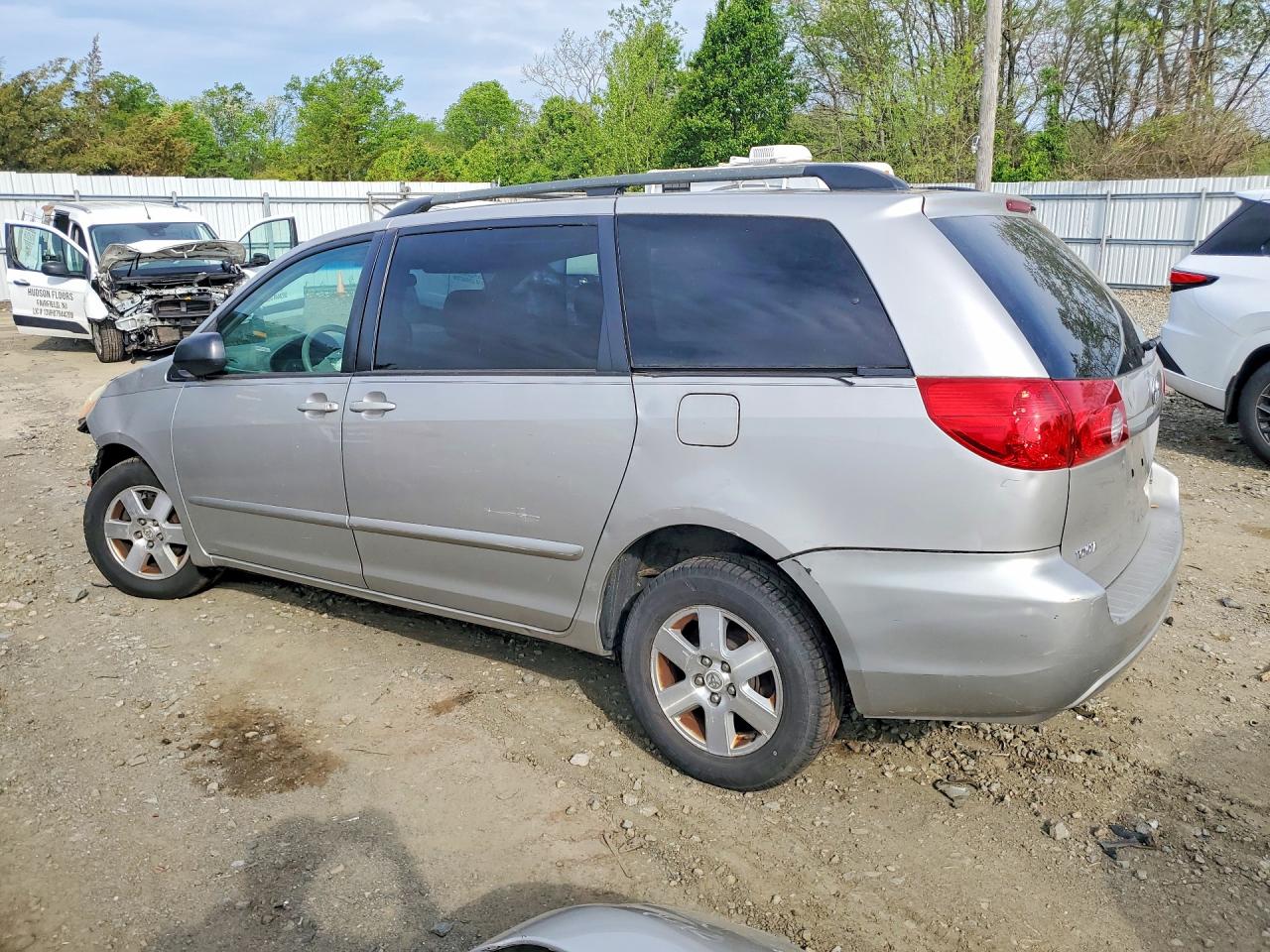 2007 Toyota Sienna Le 8-passenger Silver vin: 5TDZK23C97S044282