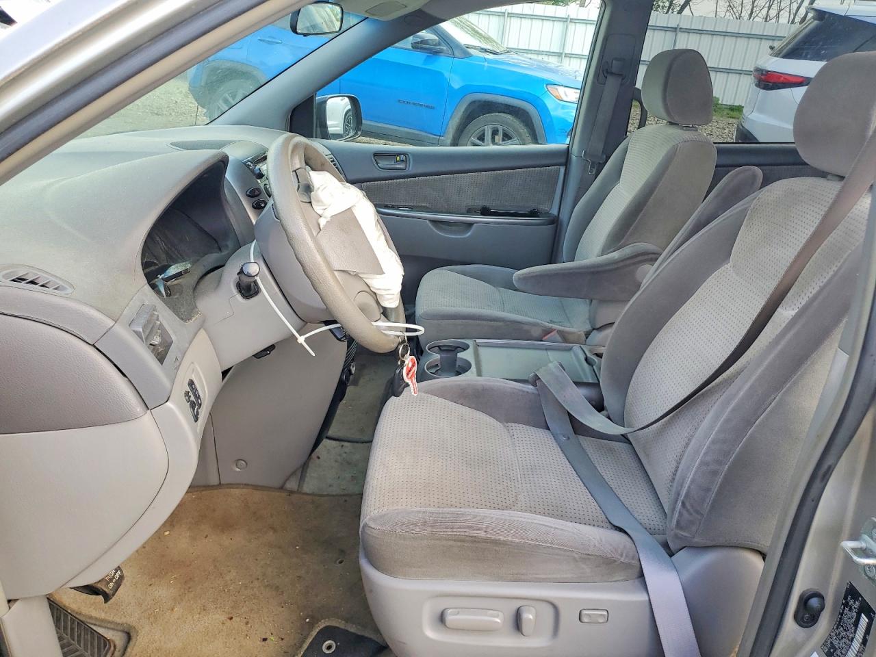 2007 Toyota Sienna Le 8-passenger Silver vin: 5TDZK23C97S044282