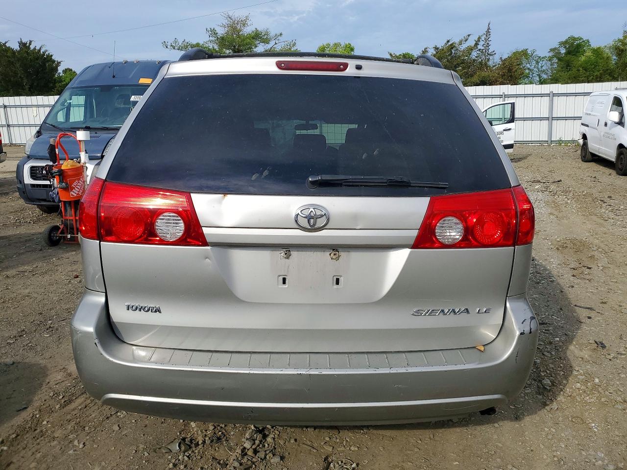 2007 Toyota Sienna Le 8-passenger Silver vin: 5TDZK23C97S044282