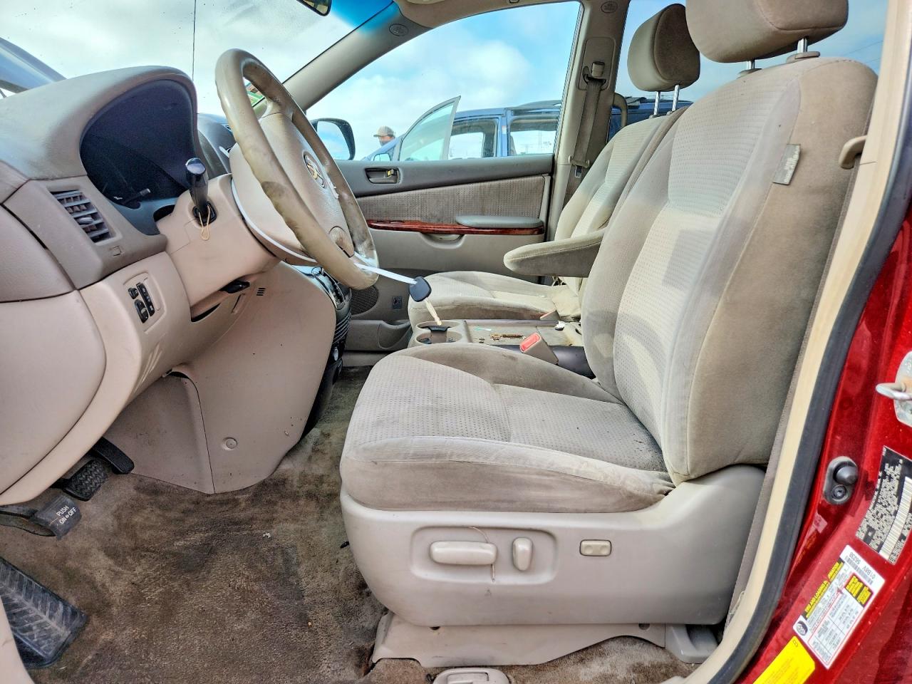 2008 Toyota Sienna Le 8-passenger Red vin: 5TDZK23C98S145016