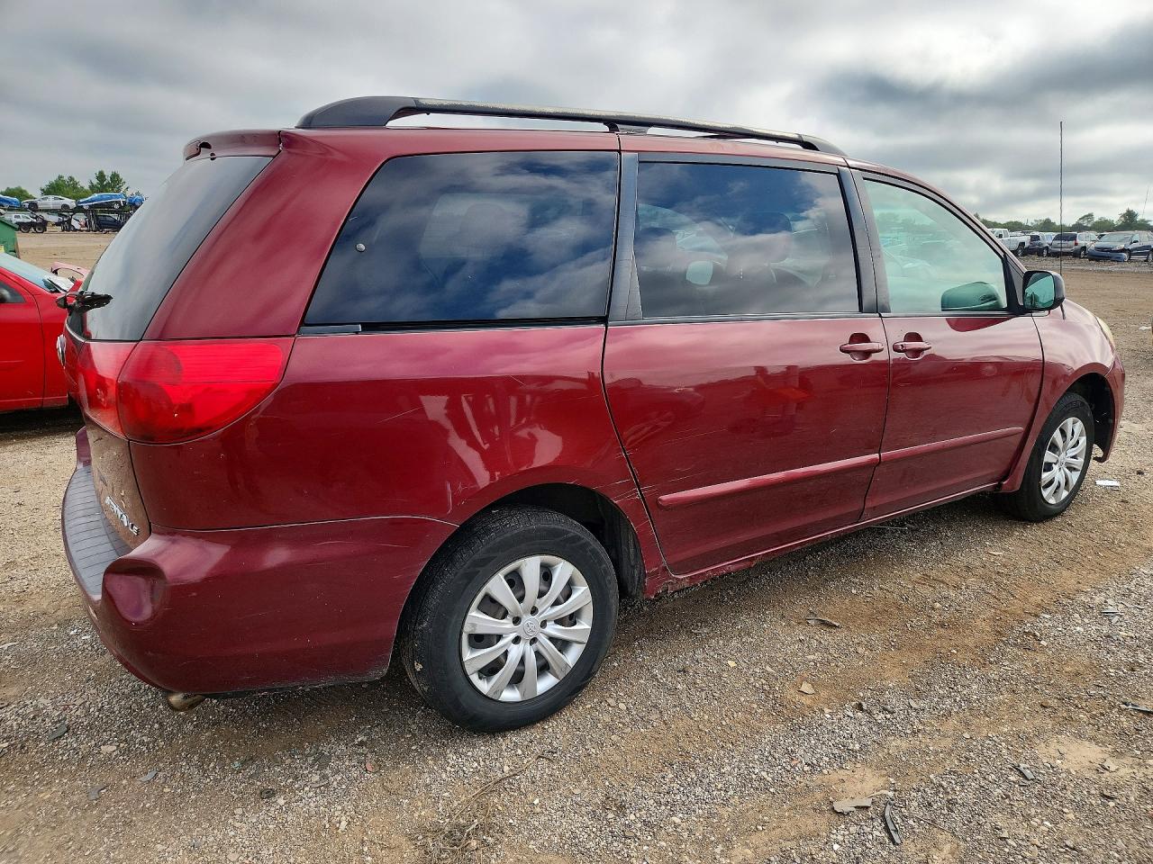 2008 Toyota Sienna Le 8-passenger Red vin: 5TDZK23C98S145016