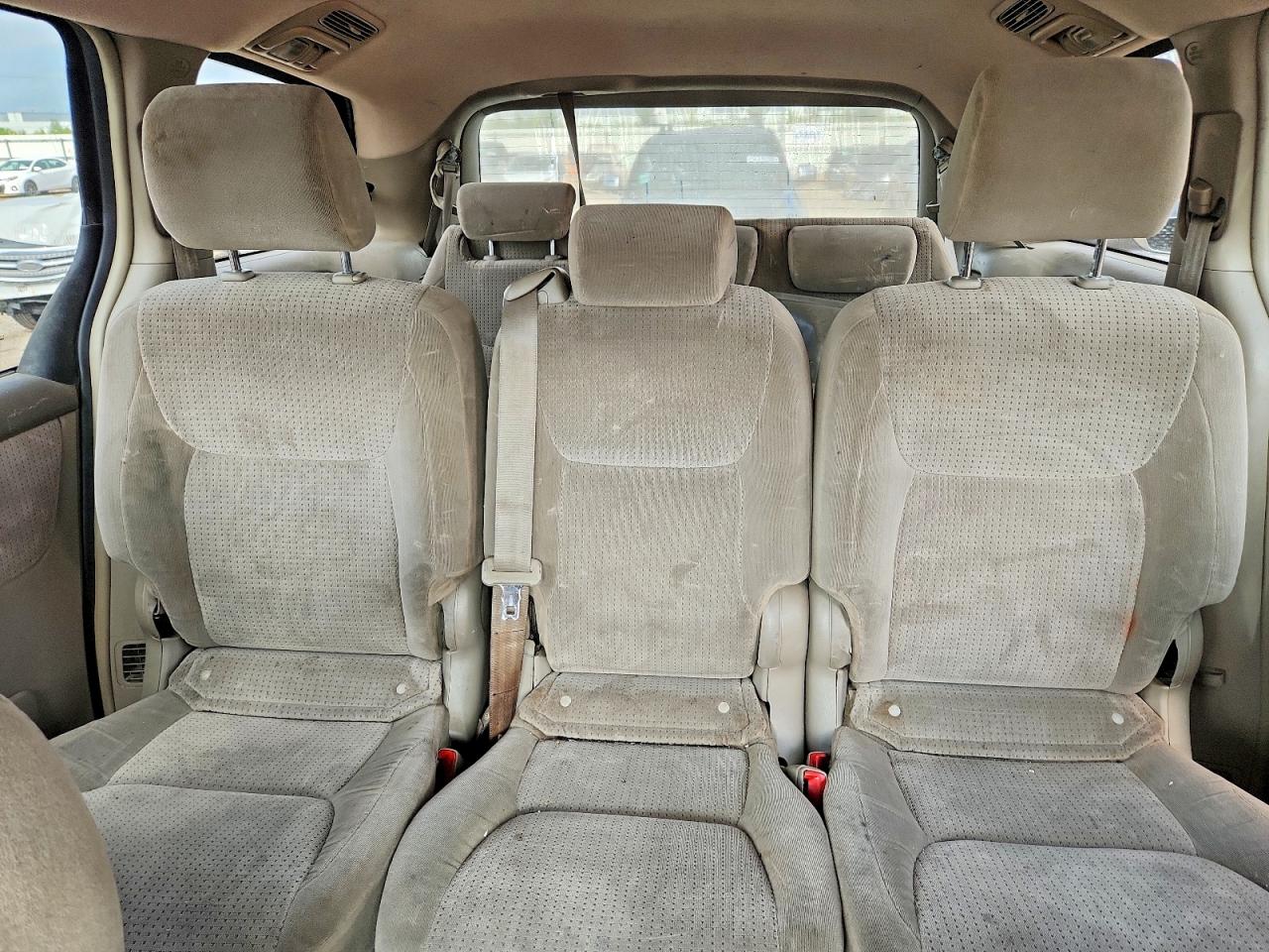 2008 Toyota Sienna Le 8-passenger Red vin: 5TDZK23C98S145016