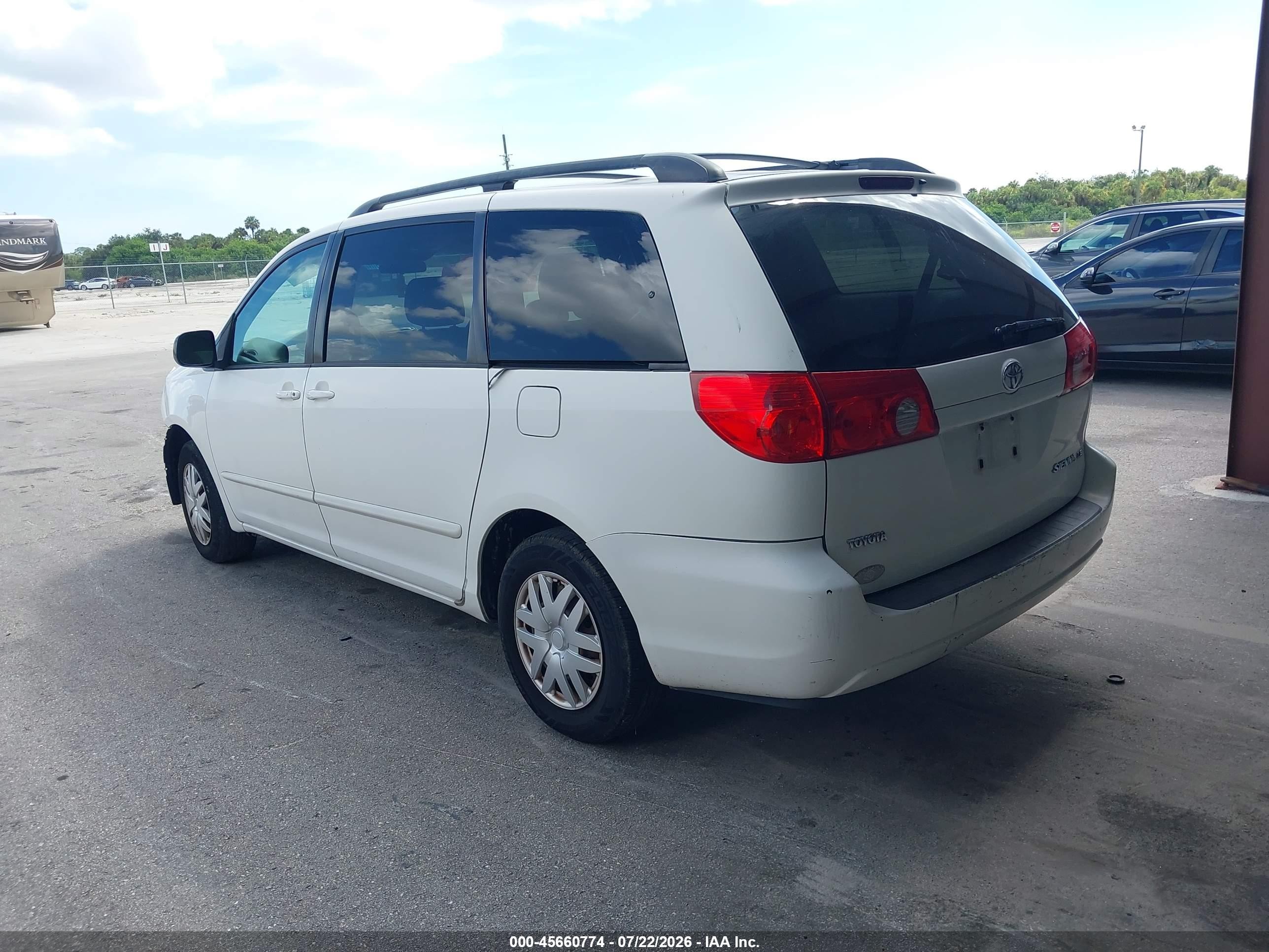 2008 Toyota Sienna Le White vin: 5TDZK23C98S222712