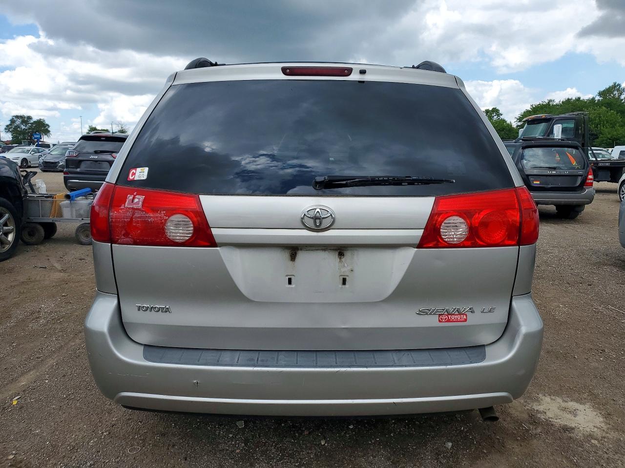 2009 Toyota Sienna Le 8-passenger Silver vin: 5TDZK23C99S265190
