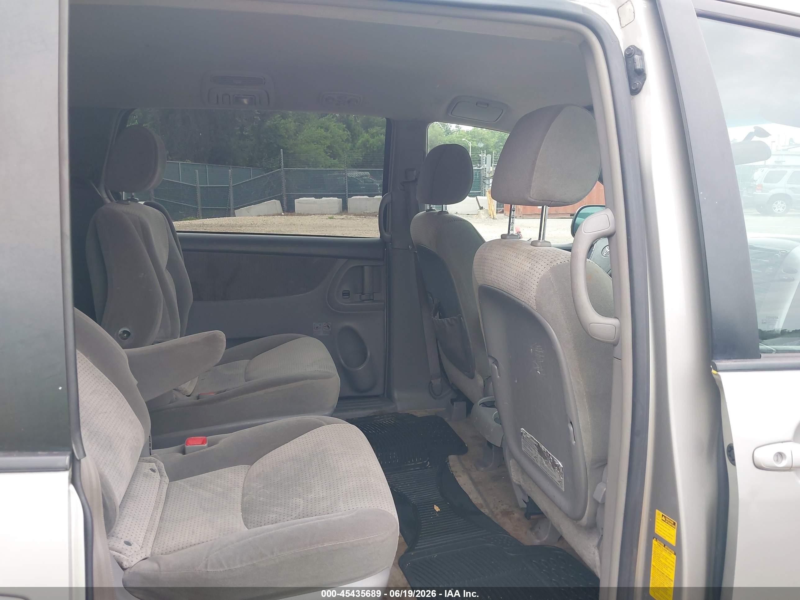 2007 Toyota Sienna Le Silver vin: 5TDZK23CX7S005510