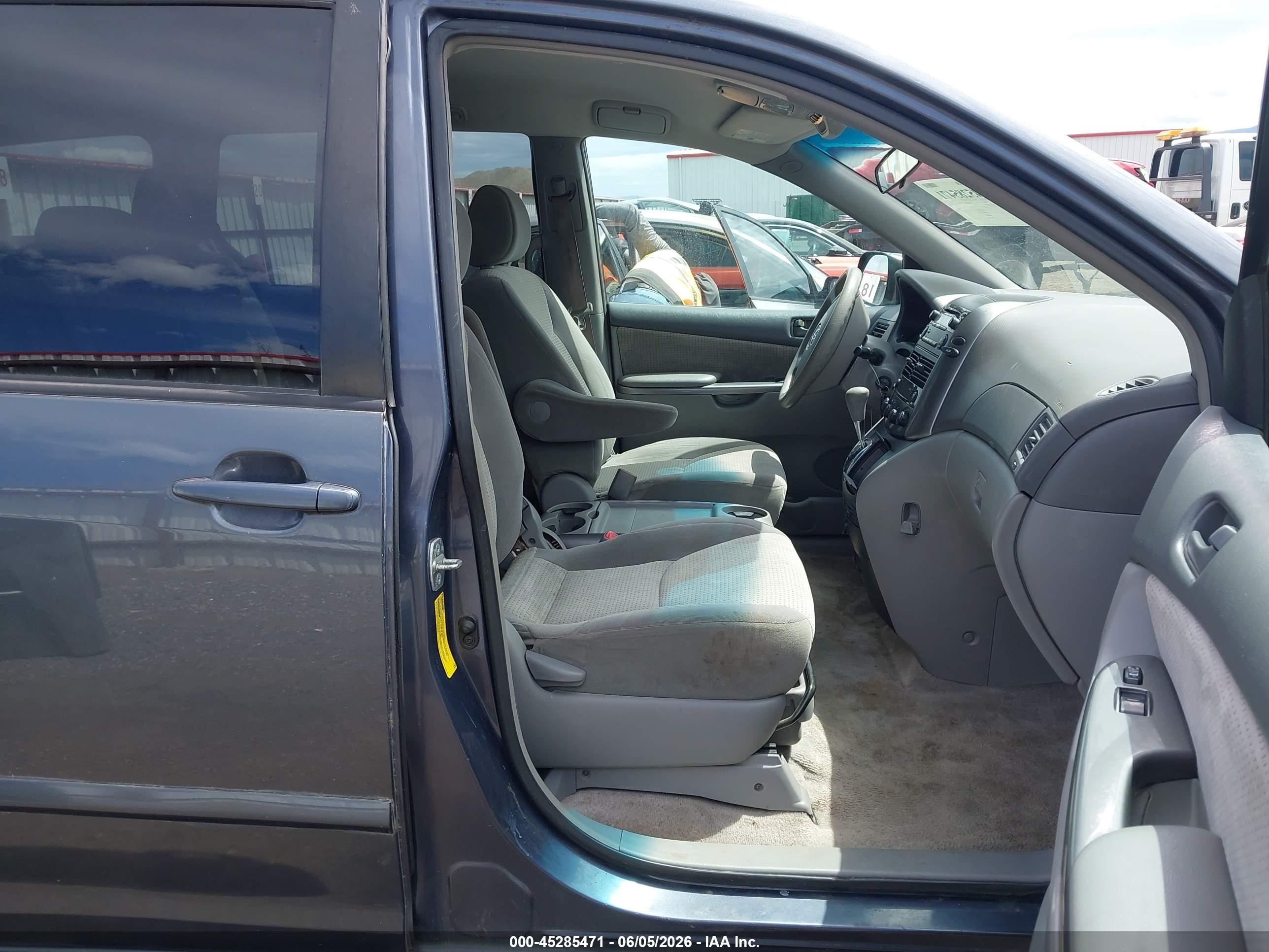 2007 Toyota Sienna Le Blue vin: 5TDZK23CX7S018077