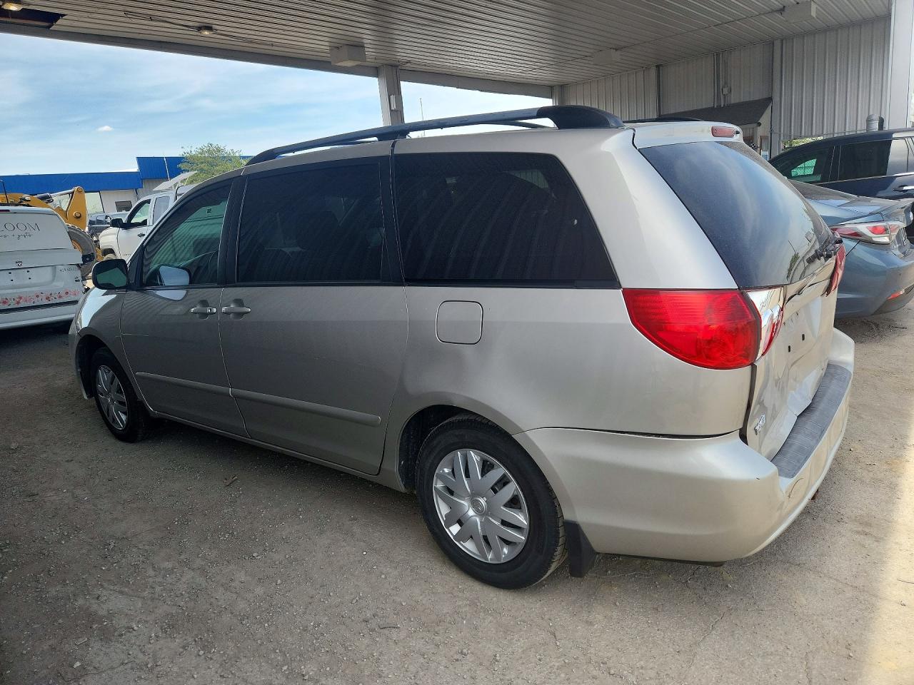 2007 Toyota Sienna Le 7-passenger Серебряный vin: 5TDZK23CX7S050253