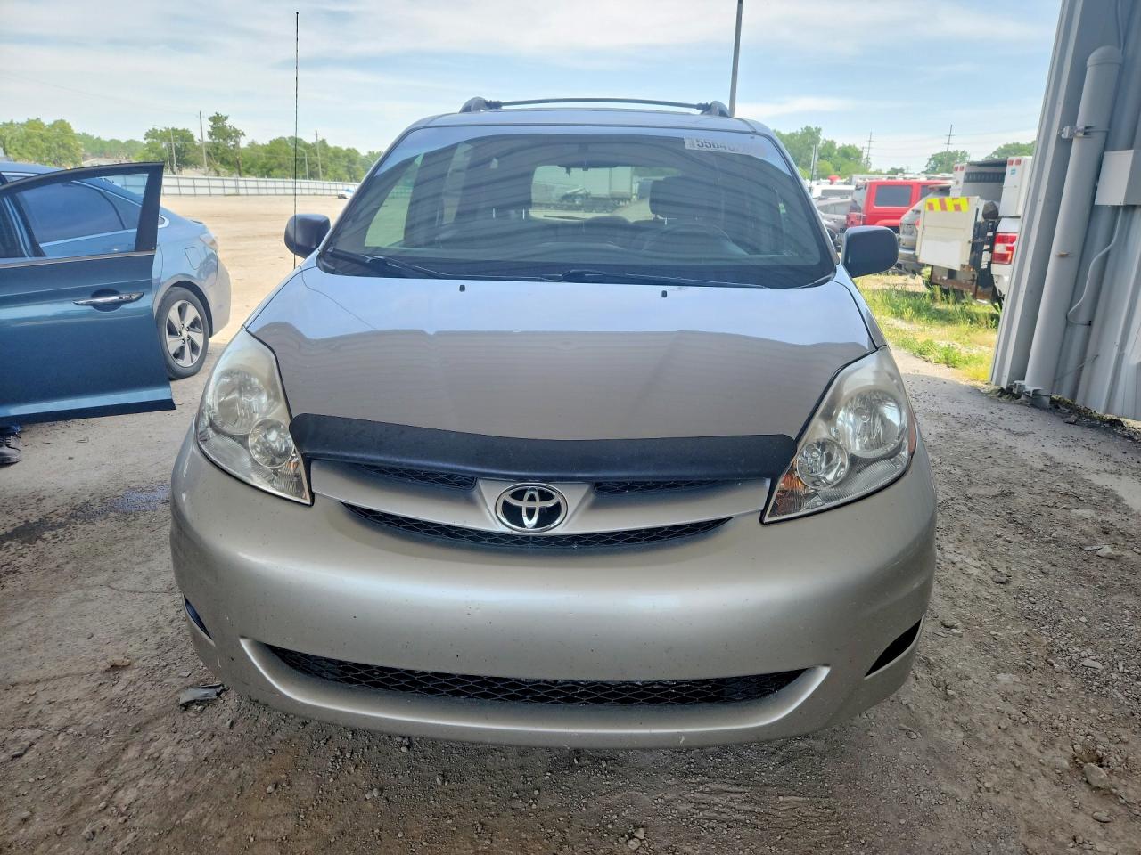 2007 Toyota Sienna Le 7-passenger Серебряный vin: 5TDZK23CX7S050253