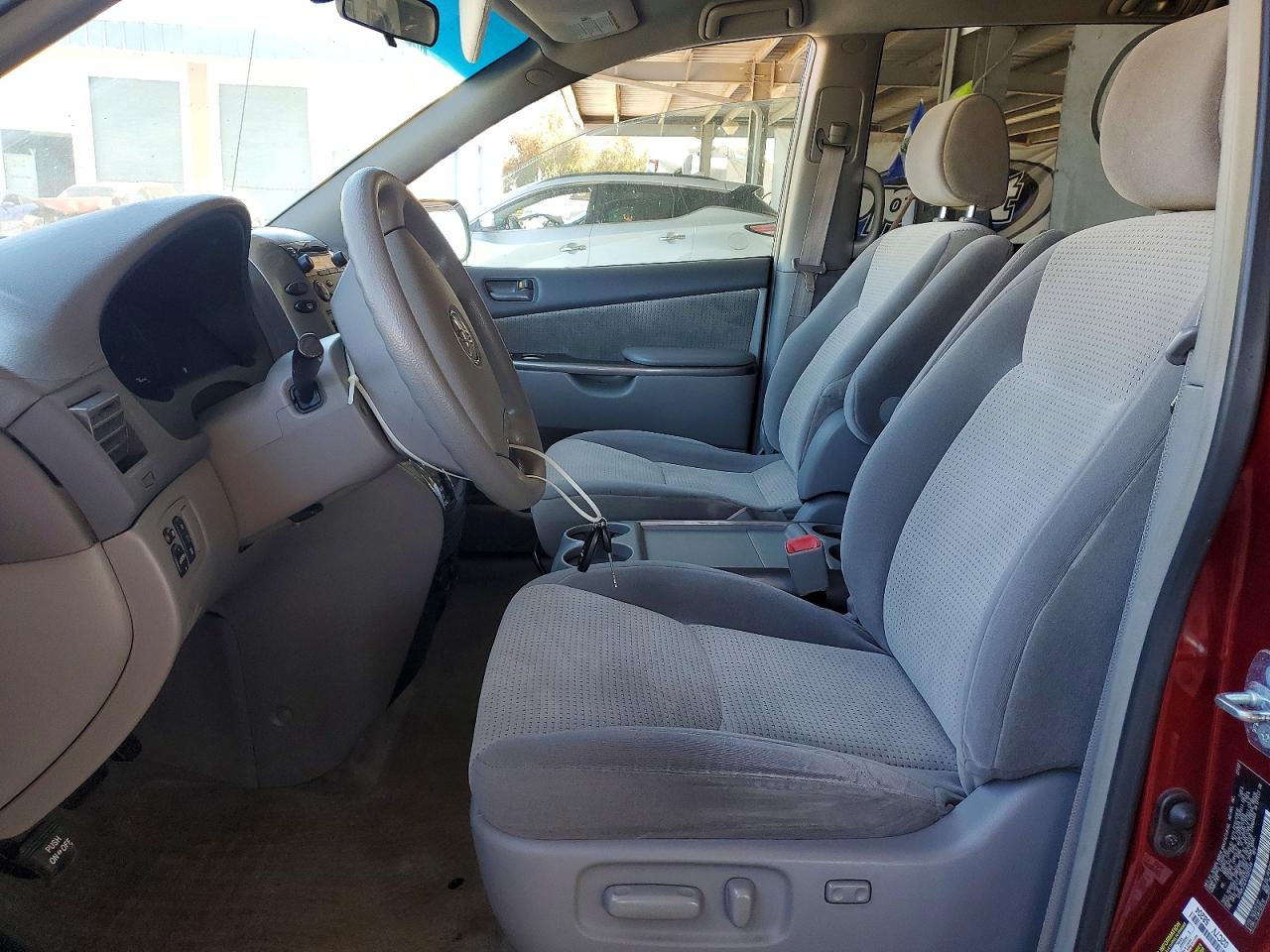 2007 Toyota Sienna Le 7-passenger Maroon vin: 5TDZK23CX7S092549