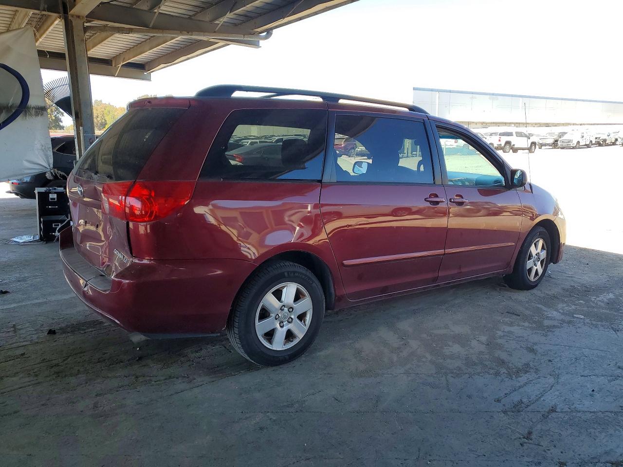 2007 Toyota Sienna Le 7-passenger Maroon vin: 5TDZK23CX7S092549