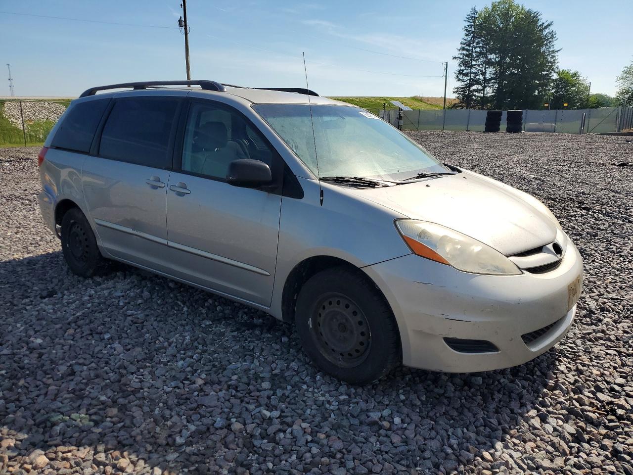 2007 Toyota Sienna Le 7-passenger Silver vin: 5TDZK23CX7S094754