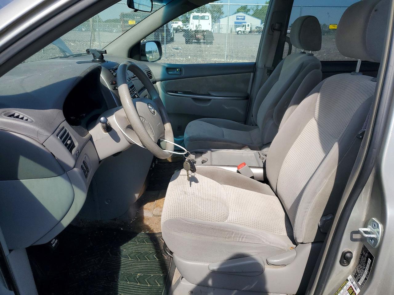 2007 Toyota Sienna Le 7-passenger Silver vin: 5TDZK23CX7S094754