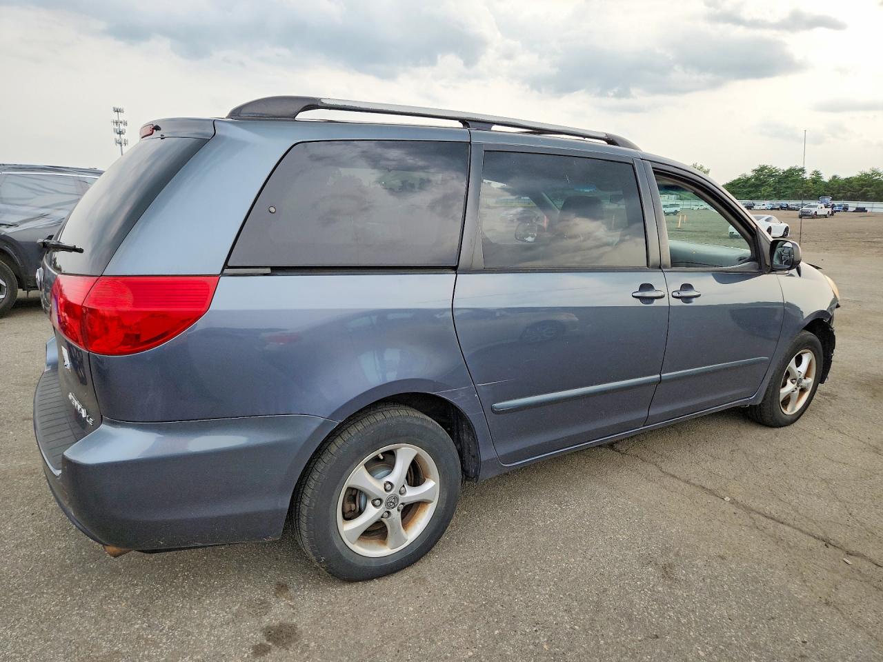 2008 Toyota Sienna Le 7-passenger Blue vin: 5TDZK23CX8S104202