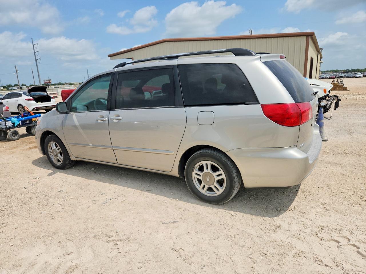 2008 Toyota Sienna Le 7-passenger Gold vin: 5TDZK23CX8S139399