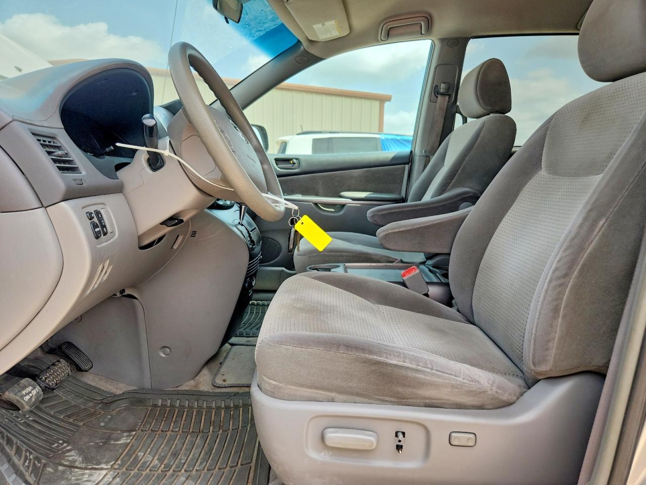 2008 Toyota Sienna Le 7-passenger Gold vin: 5TDZK23CX8S139399