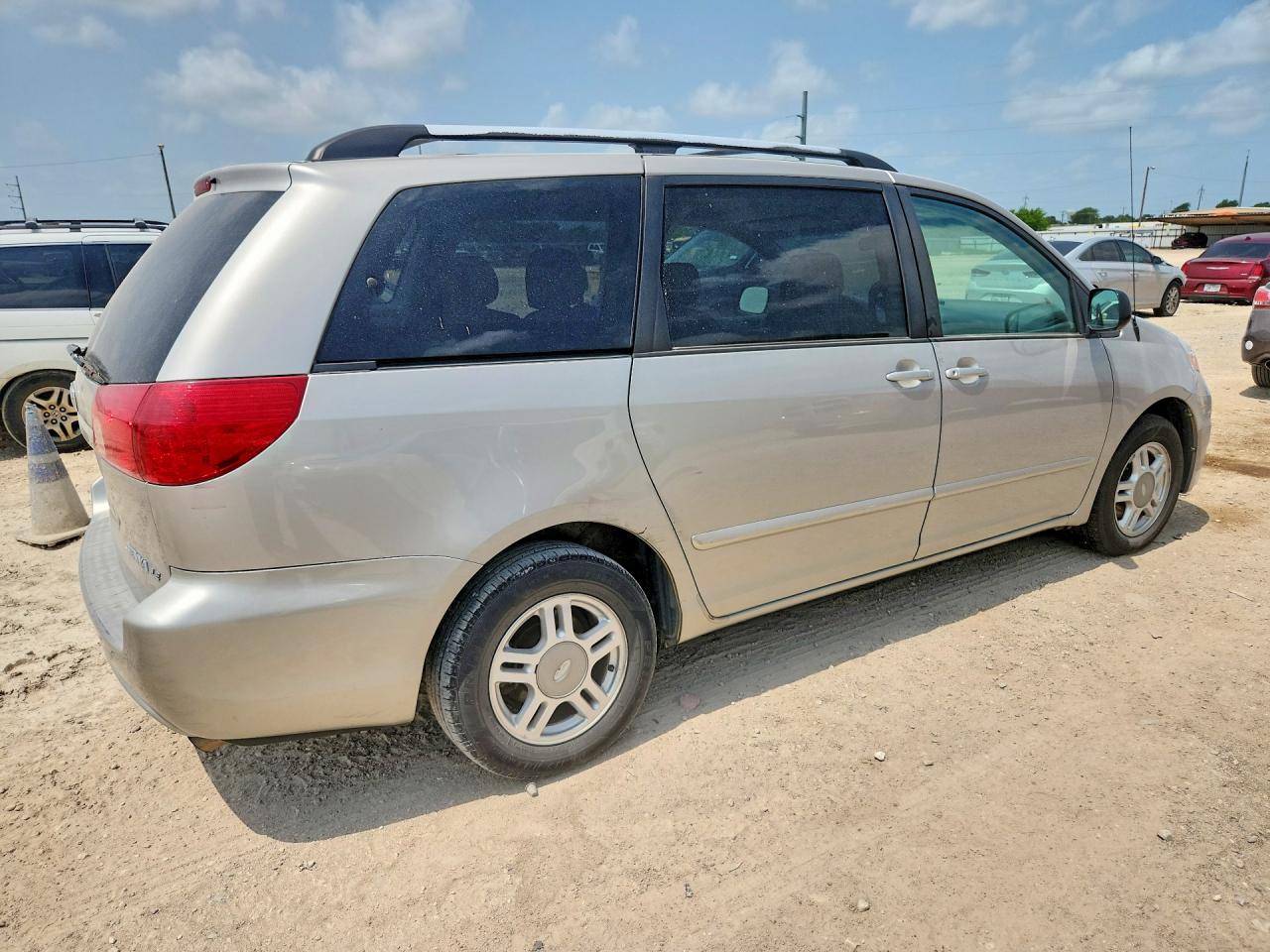 2008 Toyota Sienna Le 7-passenger Gold vin: 5TDZK23CX8S139399