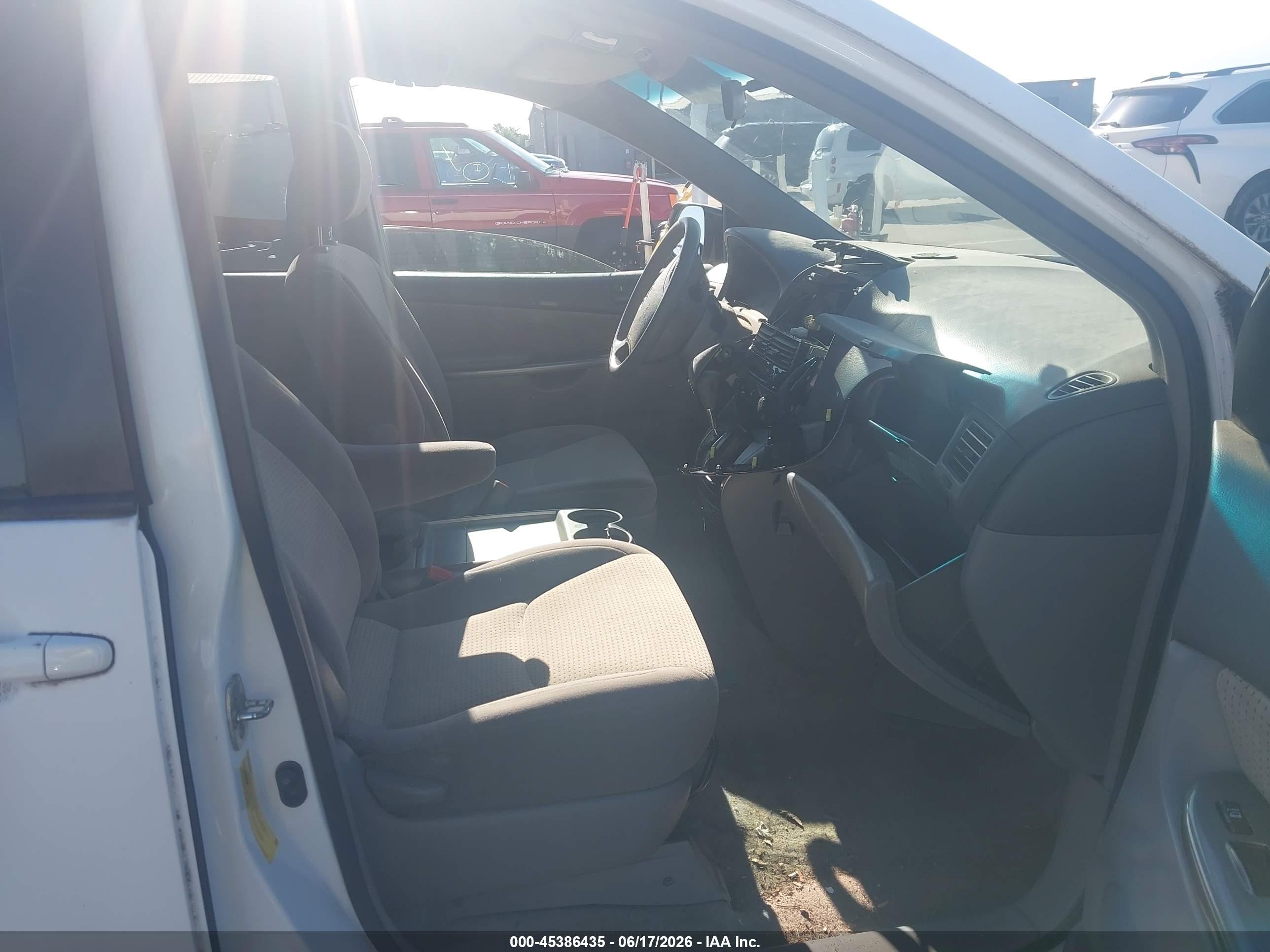 2009 Toyota Sienna Le Белый vin: 5TDZK23CX9S264548