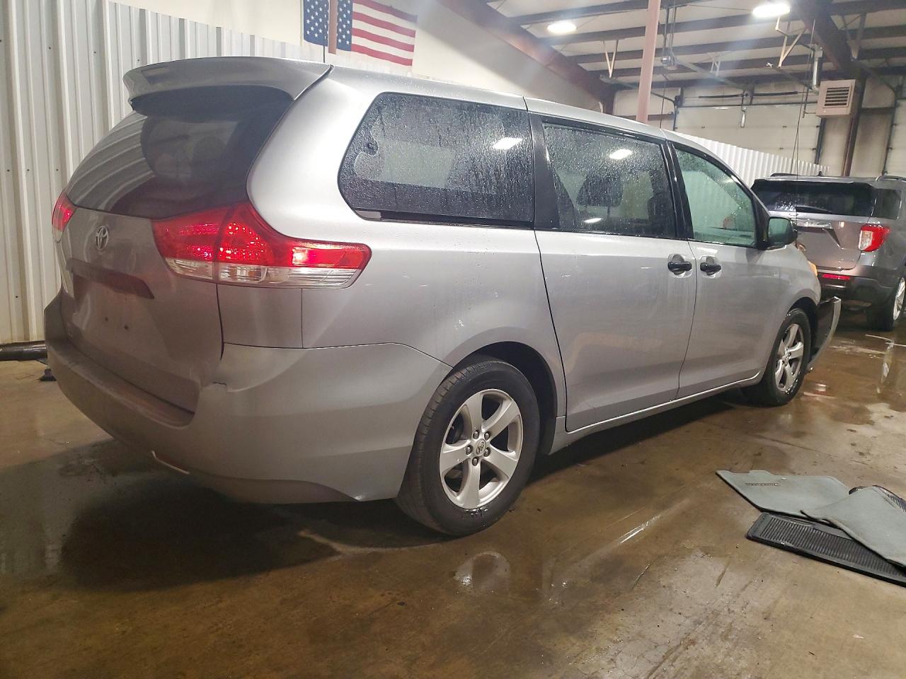 2011 Toyota Sienna Base 7-passenger Silver vin: 5TDZK3DC0BS011331