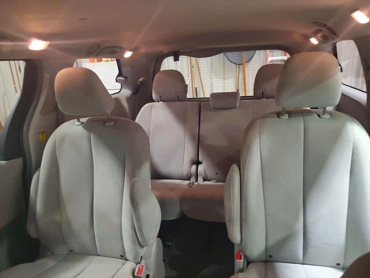 2011 Toyota Sienna Base 7-passenger Silver vin: 5TDZK3DC0BS011331