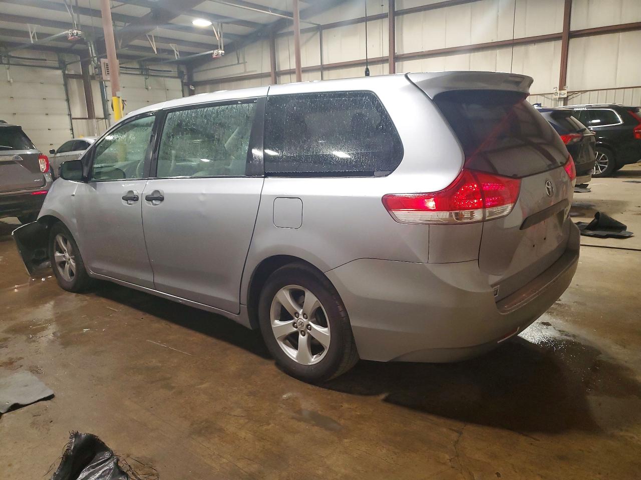 2011 Toyota Sienna Base 7-passenger Silver vin: 5TDZK3DC0BS011331