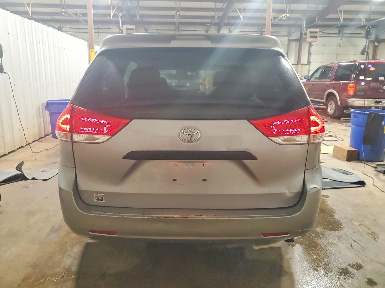 2011 Toyota Sienna Base 7-passenger Silver vin: 5TDZK3DC0BS011331