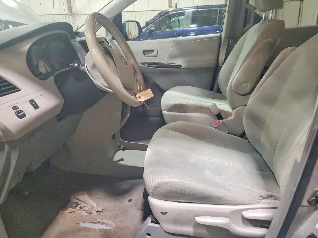 2011 Toyota Sienna Base 7-passenger Silver vin: 5TDZK3DC0BS011331