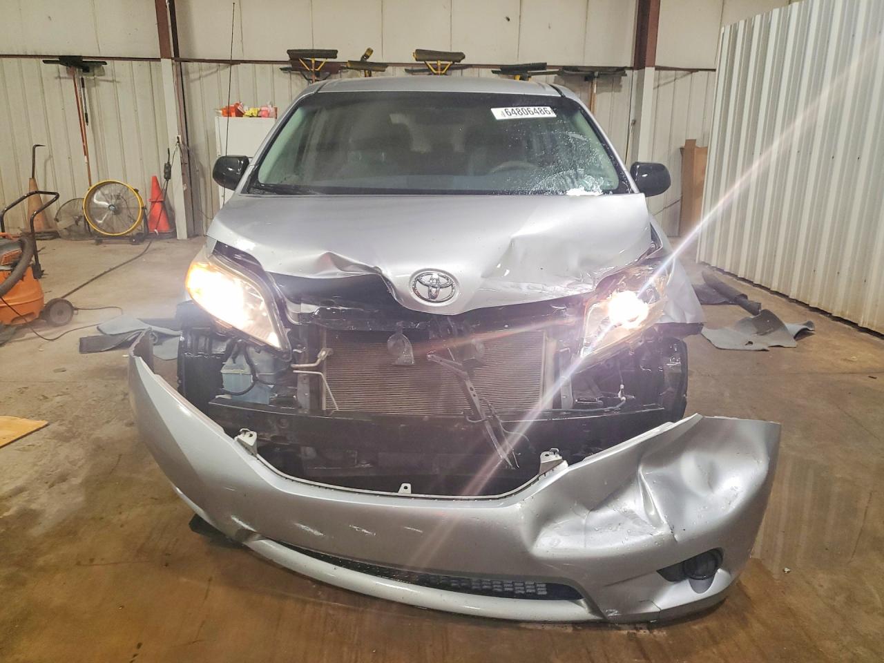 2011 Toyota Sienna Base 7-passenger Silver vin: 5TDZK3DC0BS011331