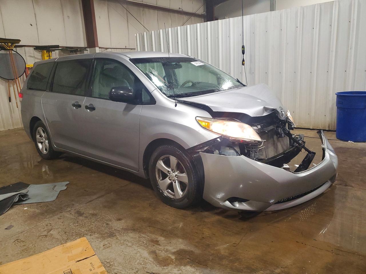 2011 Toyota Sienna Base 7-passenger Silver vin: 5TDZK3DC0BS011331