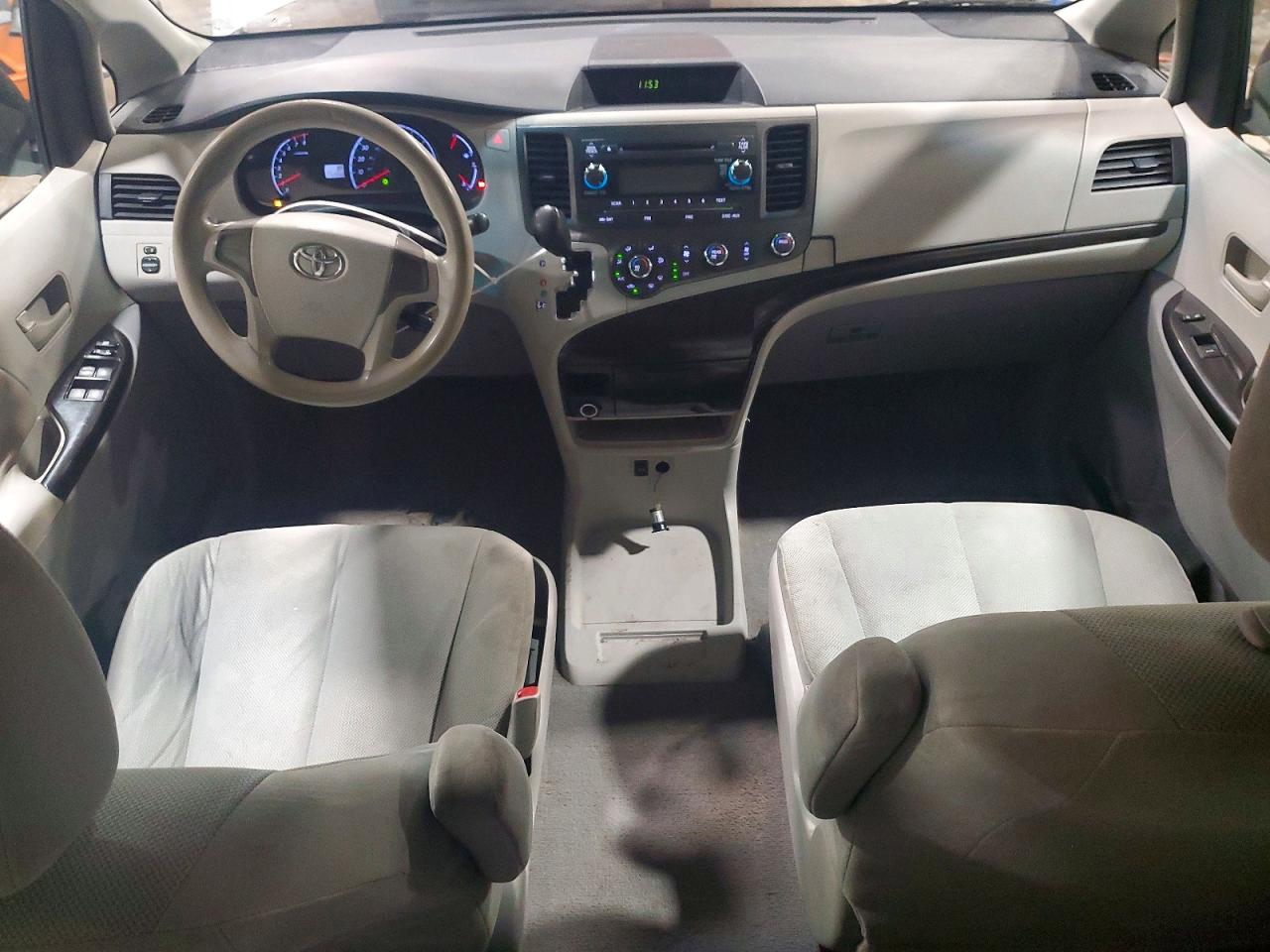 2011 Toyota Sienna Base 7-passenger Silver vin: 5TDZK3DC0BS011331