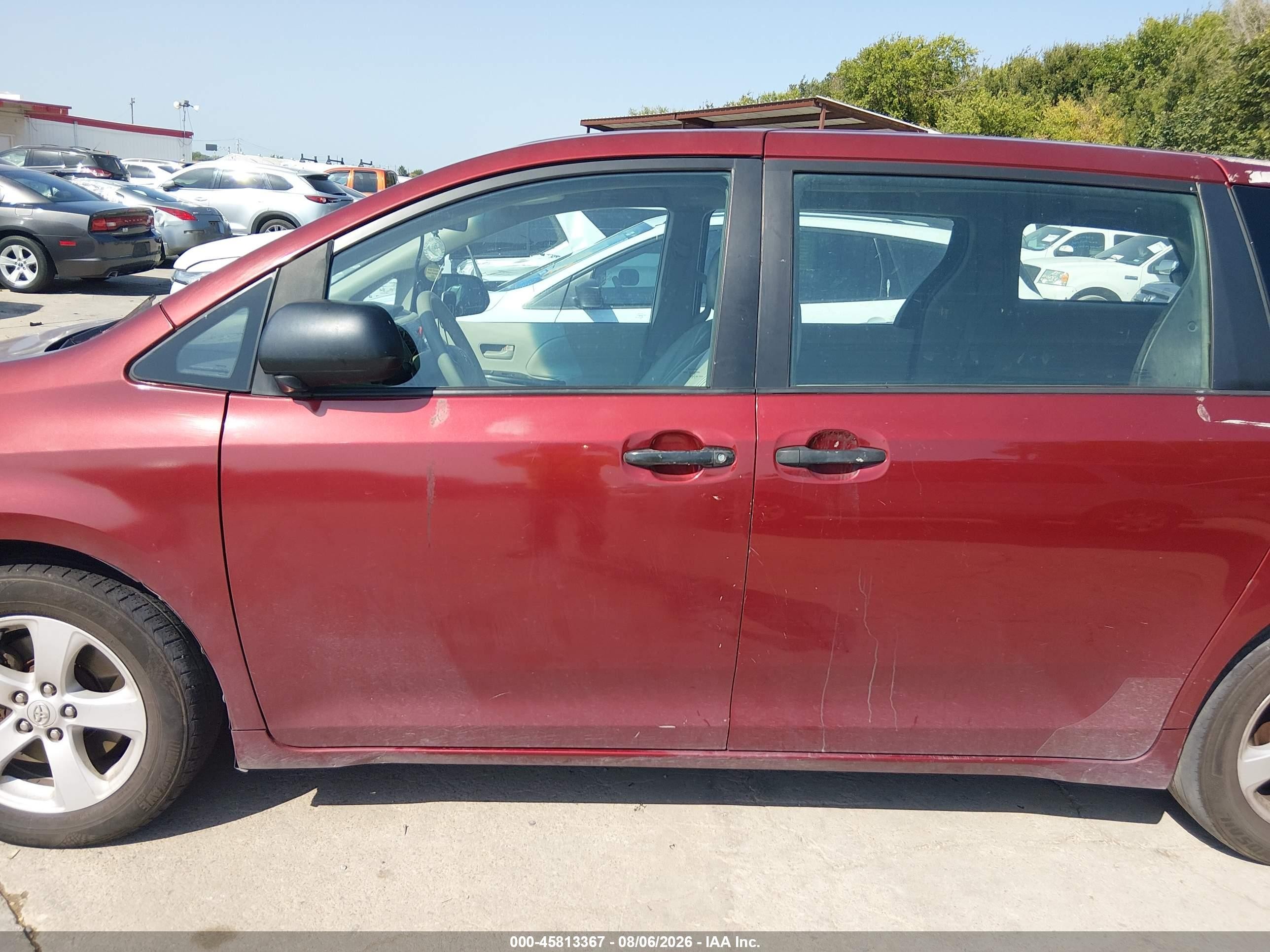 2011 Toyota Sienna Base V6 Maroon vin: 5TDZK3DC0BS055068