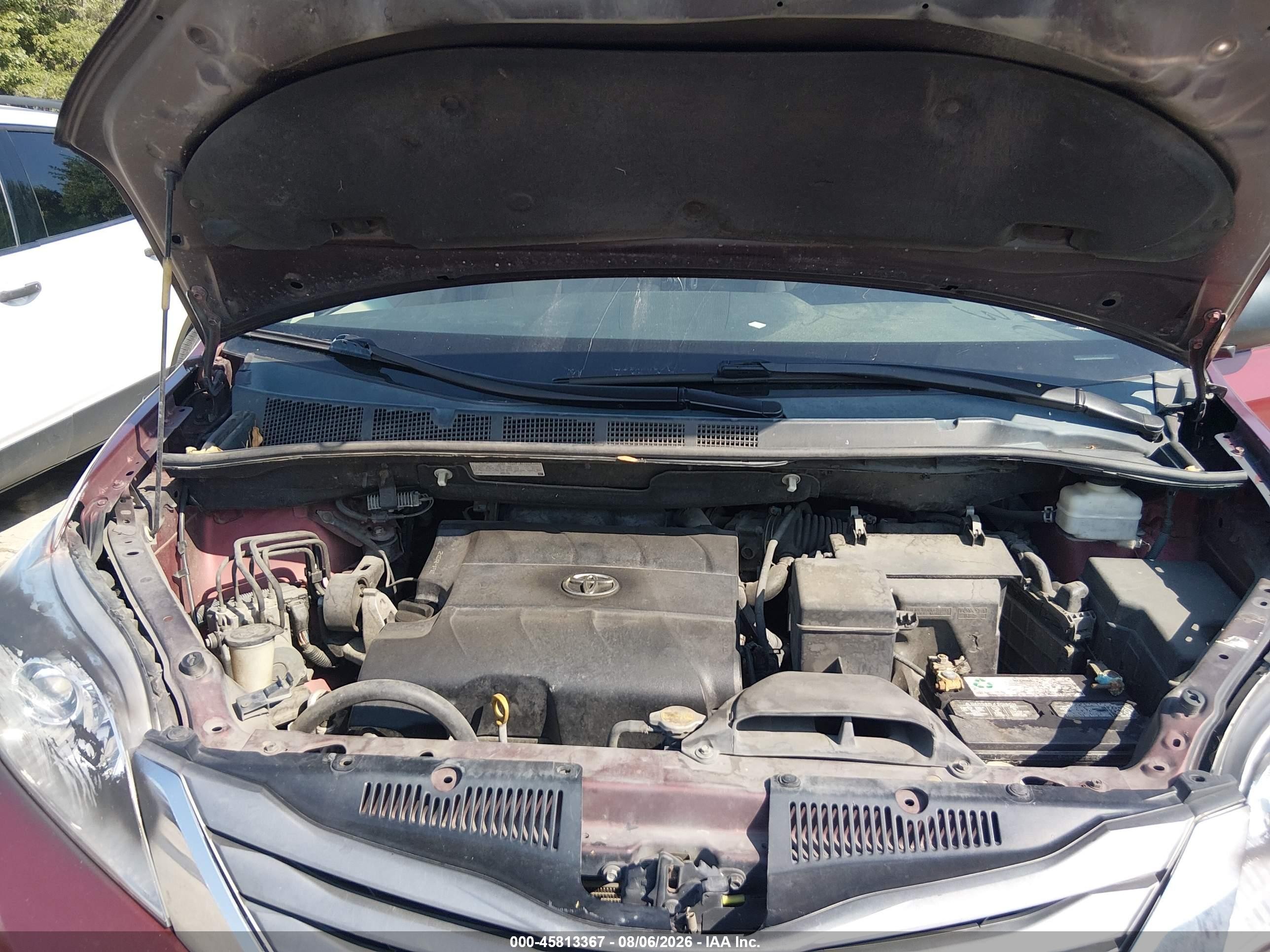 2011 Toyota Sienna Base V6 Maroon vin: 5TDZK3DC0BS055068