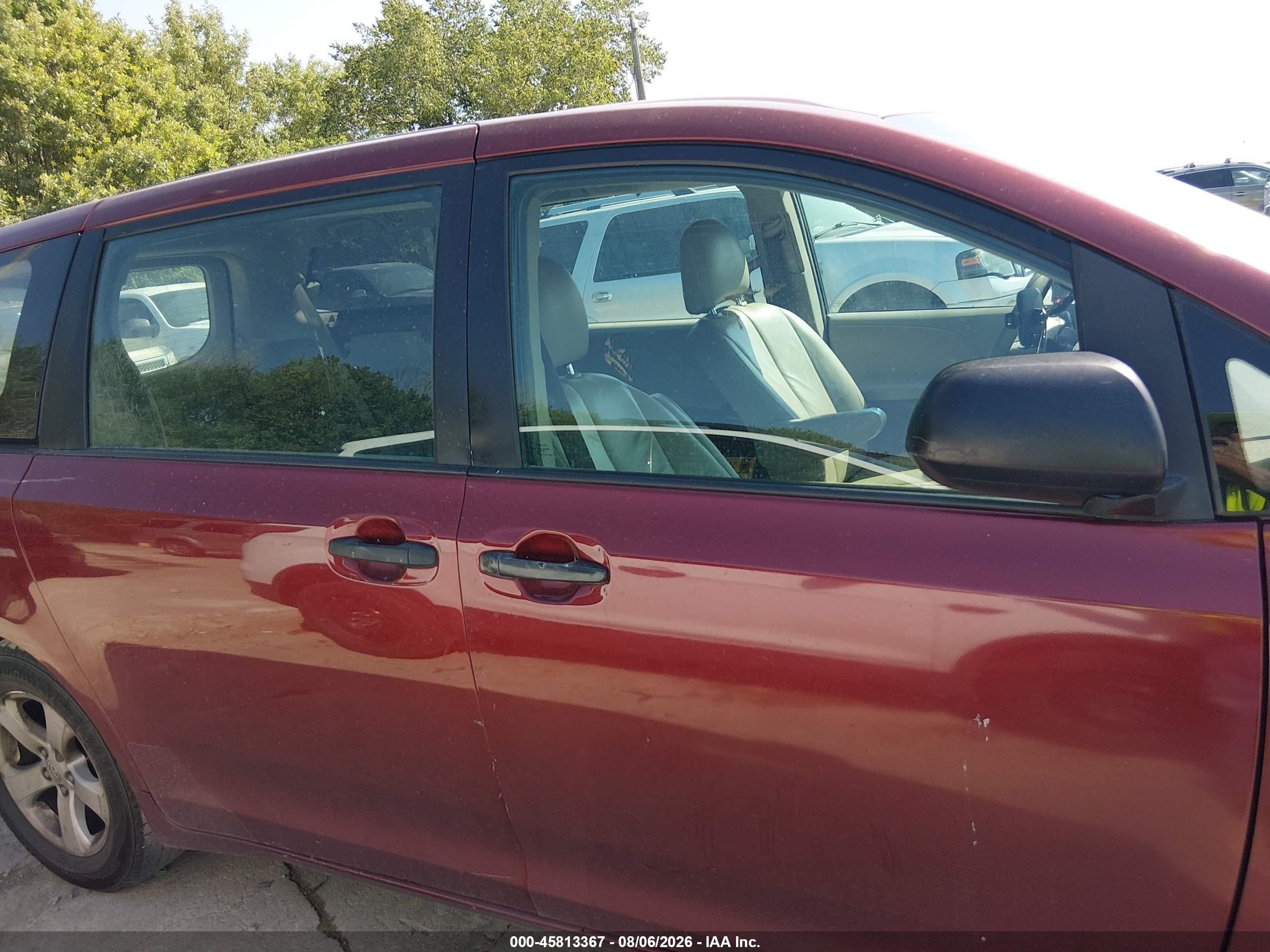 2011 Toyota Sienna Base V6 Maroon vin: 5TDZK3DC0BS055068