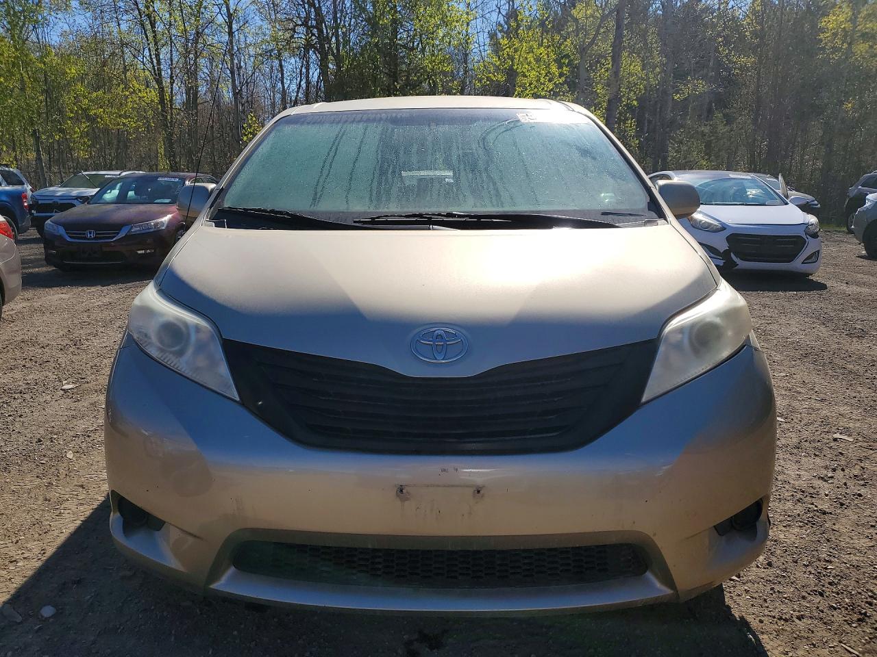 2011 Toyota Sienna Base 7-passenger Желто-коричневый vin: 5TDZK3DC0BS069133