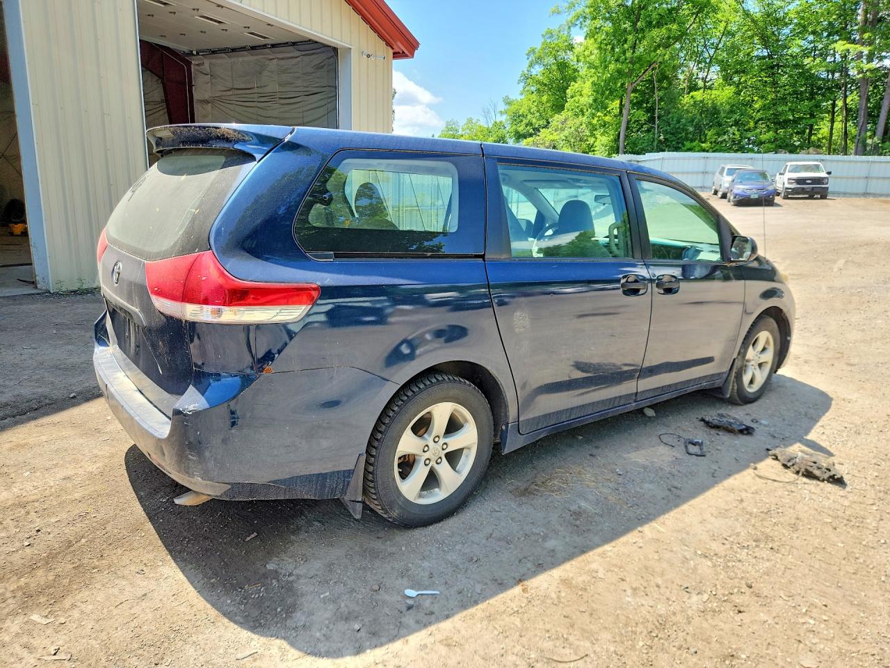 2011 Toyota Sienna Base 7-passenger Бирюзовый vin: 5TDZK3DC0BS131128