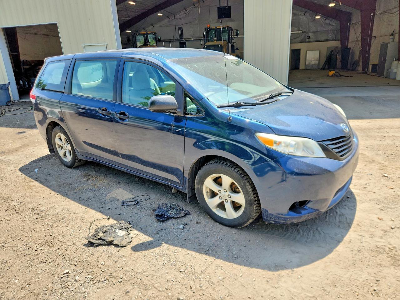 2011 Toyota Sienna Base 7-passenger Бирюзовый vin: 5TDZK3DC0BS131128