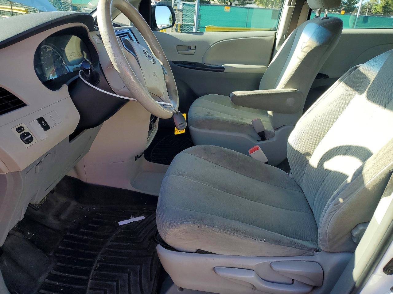 2012 Toyota Sienna Base 7-passenger White vin: 5TDZK3DC0CS187376