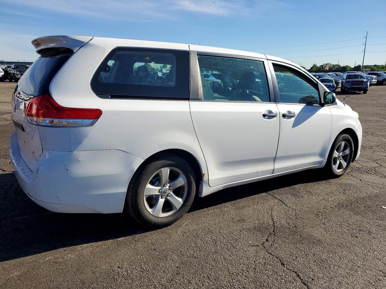 2012 Toyota Sienna Base 7-passenger White vin: 5TDZK3DC0CS187376